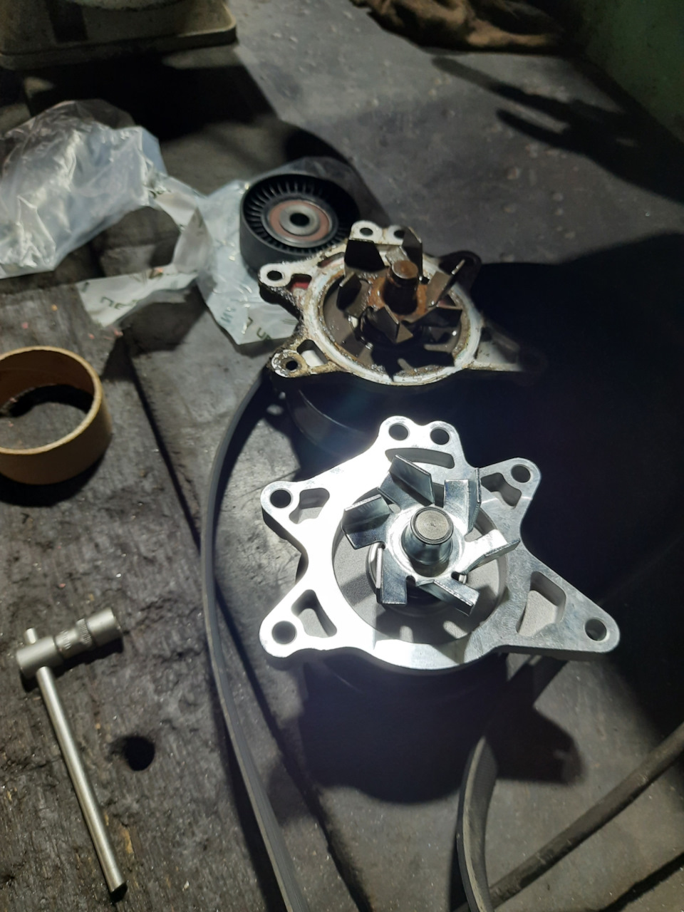 Замена помпы и обводного ролика — Toyota Avensis II, 1,8 л, 2004 года ...