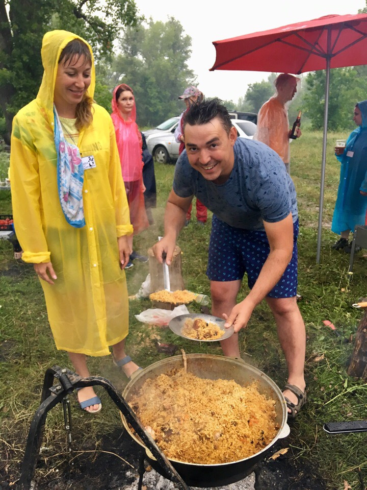 Дмитрий всем накладывает вкуснейшего плова — Honda Element