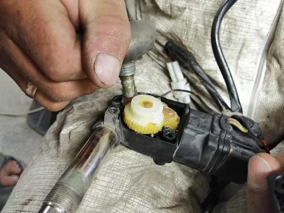 Установка габаритной антенны (Дилерская опция) — Toyota Mark II (100 ...