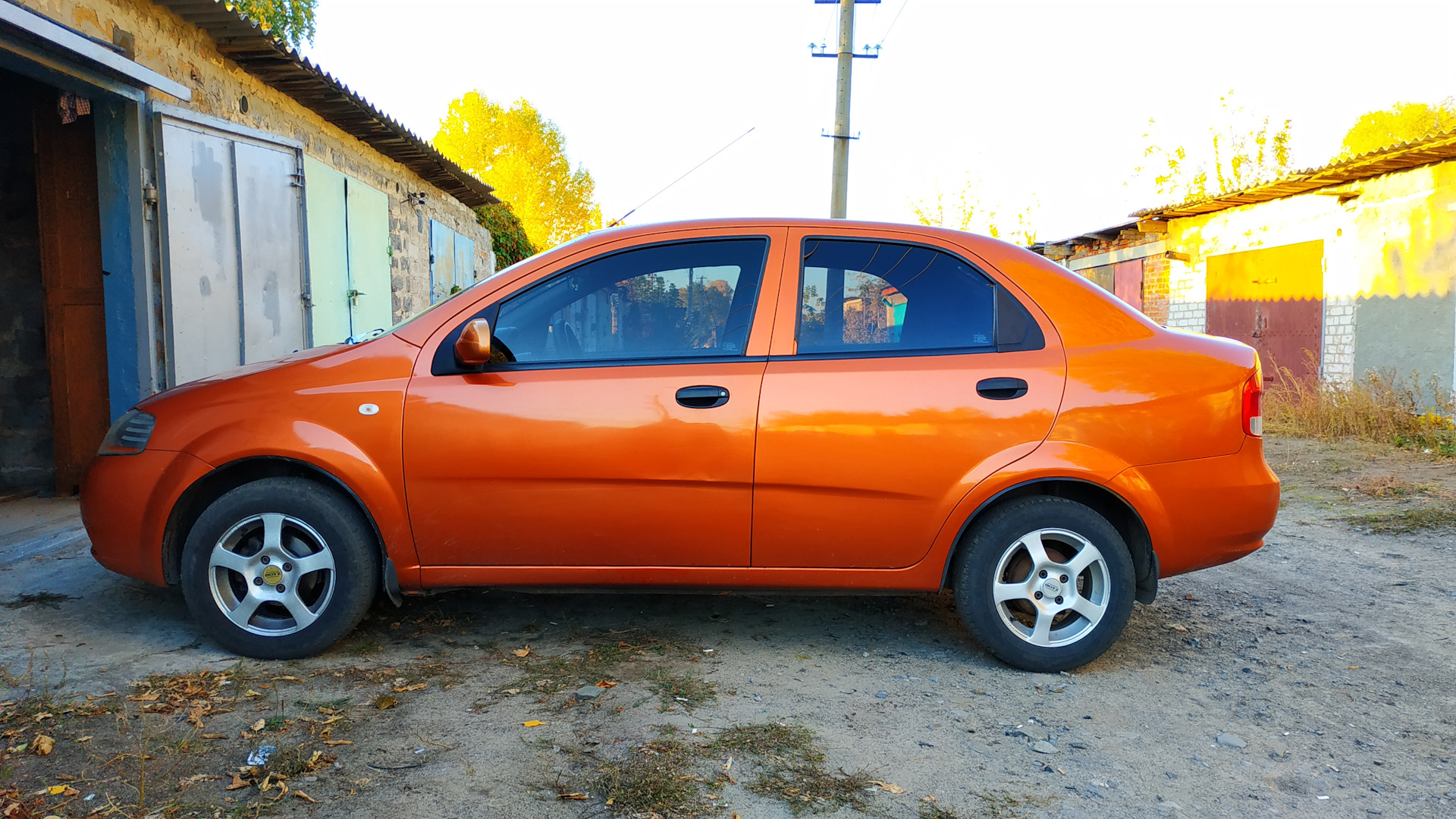 Chevrolet Aveo оранжевый