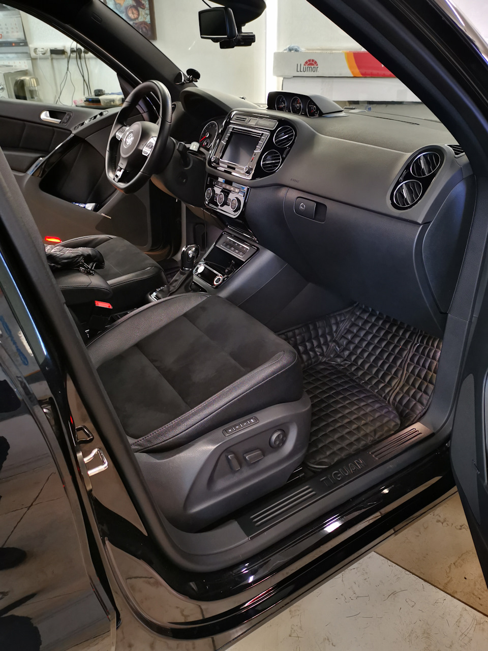 Электропривод сидений и общий вид салона — Volkswagen Tiguan (1G)