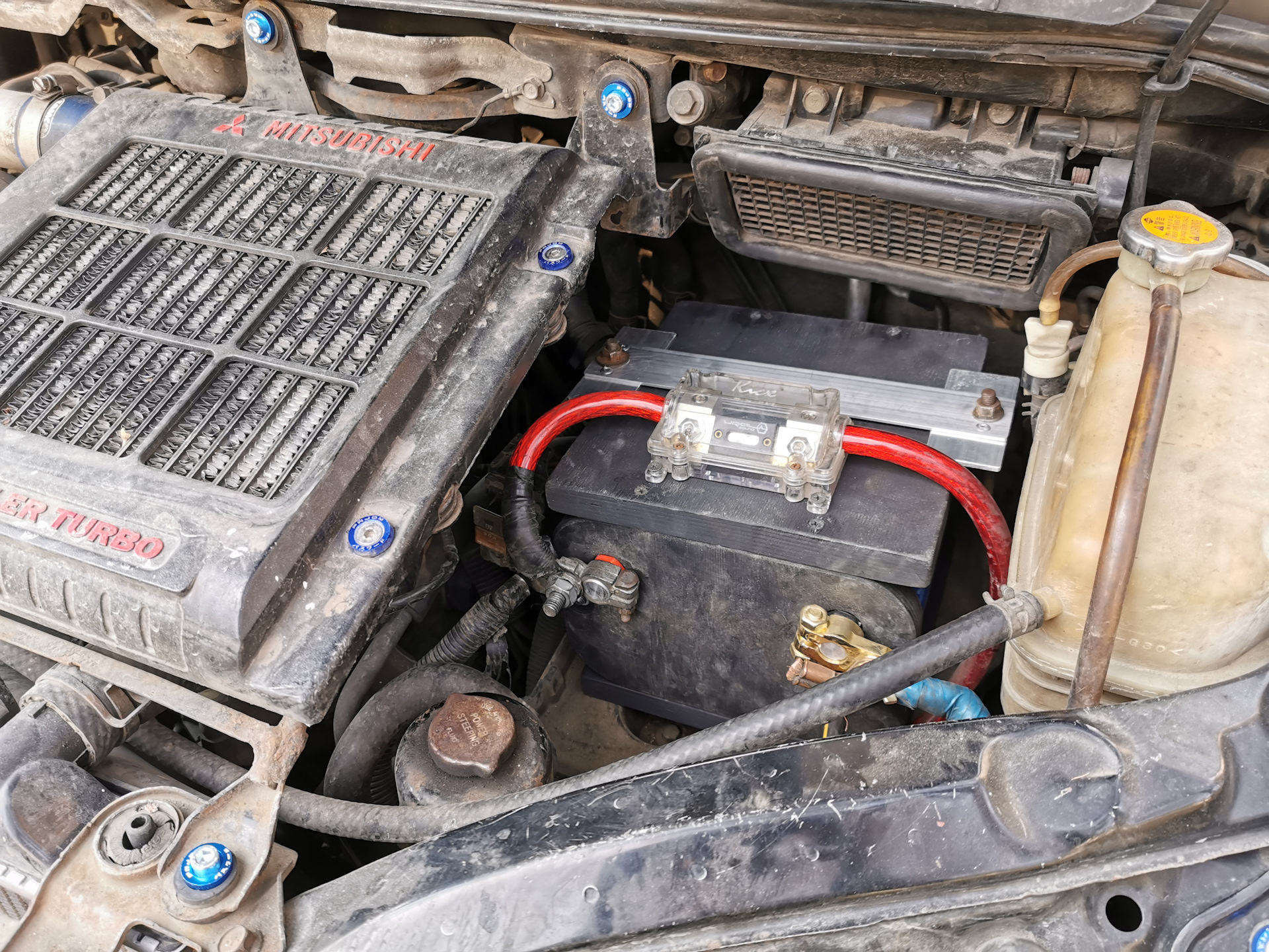 Как закрепить аккумулятор. Как закрепить аккумулятор. Крепление акб 10ка. 6. Mazda 626 ge крепление аккумулятора.