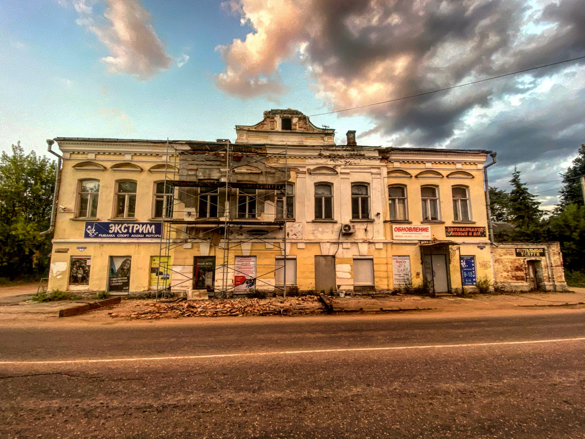 Работа в вышнем волочке. Вышний Волочек центр города. Город Вышний волочёк улица 9 января дом 47. Вышний Волочек разруха. Вышний Волочек архив.