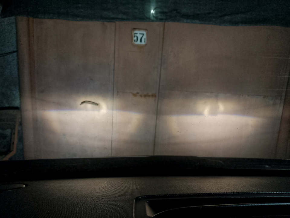 При включении ближнего света загорается на приборе и индикатор дального ...