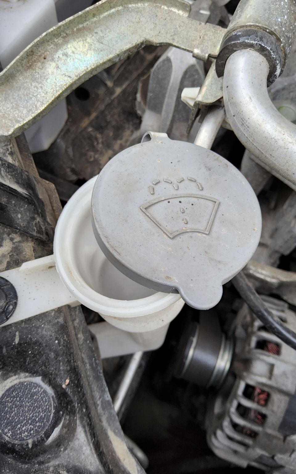 Крышечка при открытии болтается так, залить ничего не получится — Nissan X-Trail III (t32)