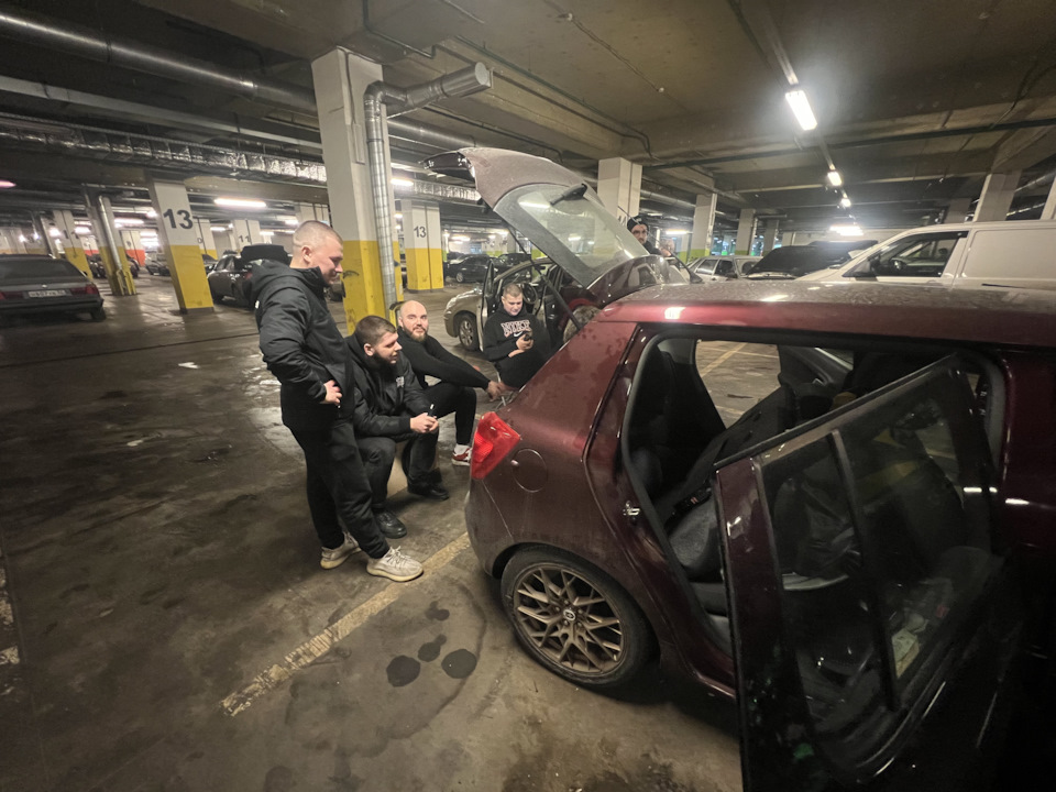 парковка для инвалидов у московского вокзала. приехал на парковку. мемы про парковку. машина на парковке. два парковочных места.
