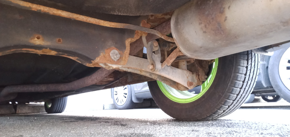 а это единственное крепление на котором держался глушитель — Mitsubishi Lancer IX