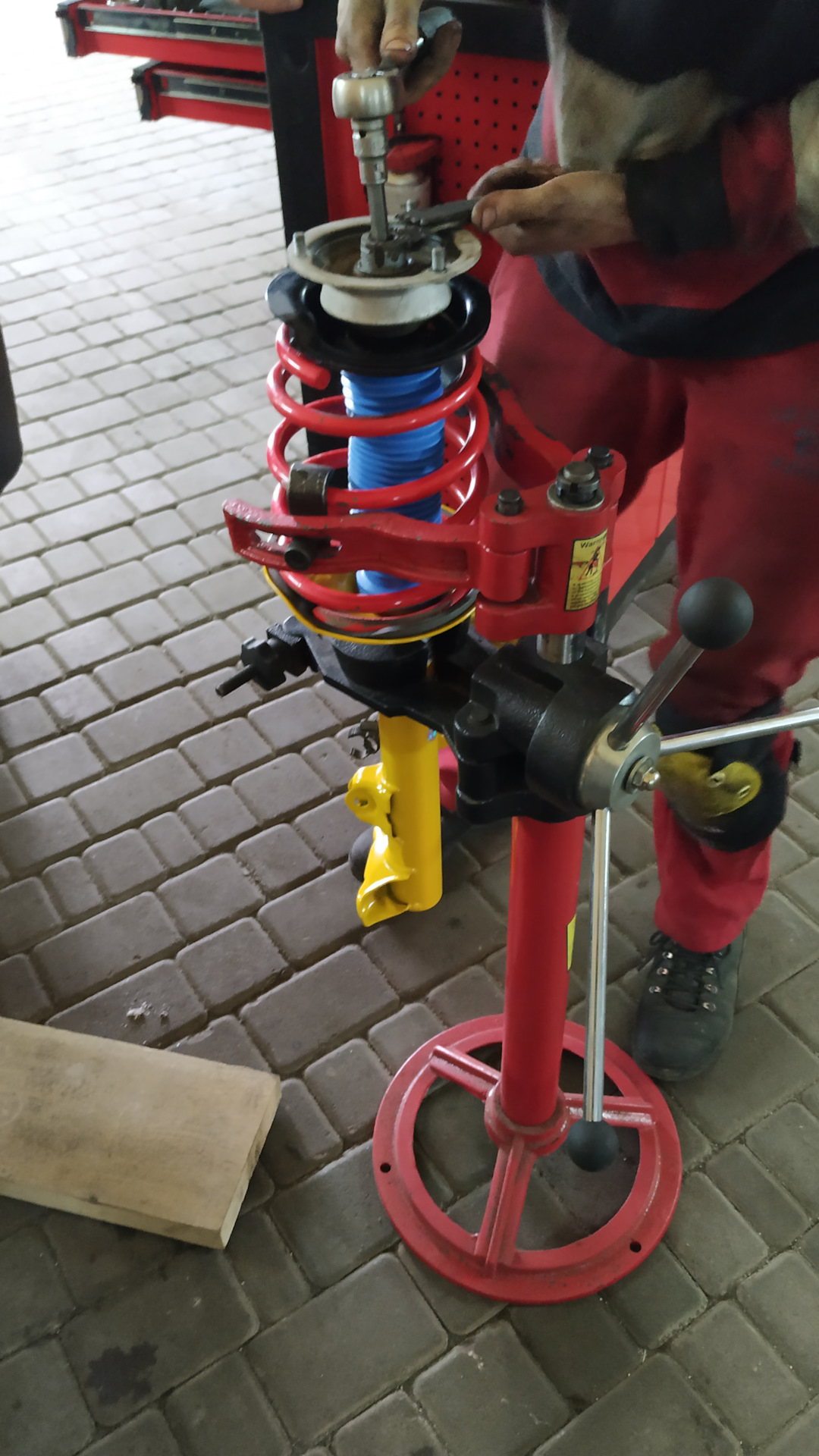 Замена передних амортизаторов BMW E36 BILSTEIN — B8 Performance Plus ...
