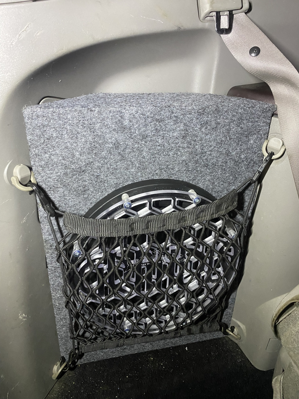 Он итак сам по себе держится, но дополнительно зафиксировал родной авоськой. — Mitsubishi Grandis