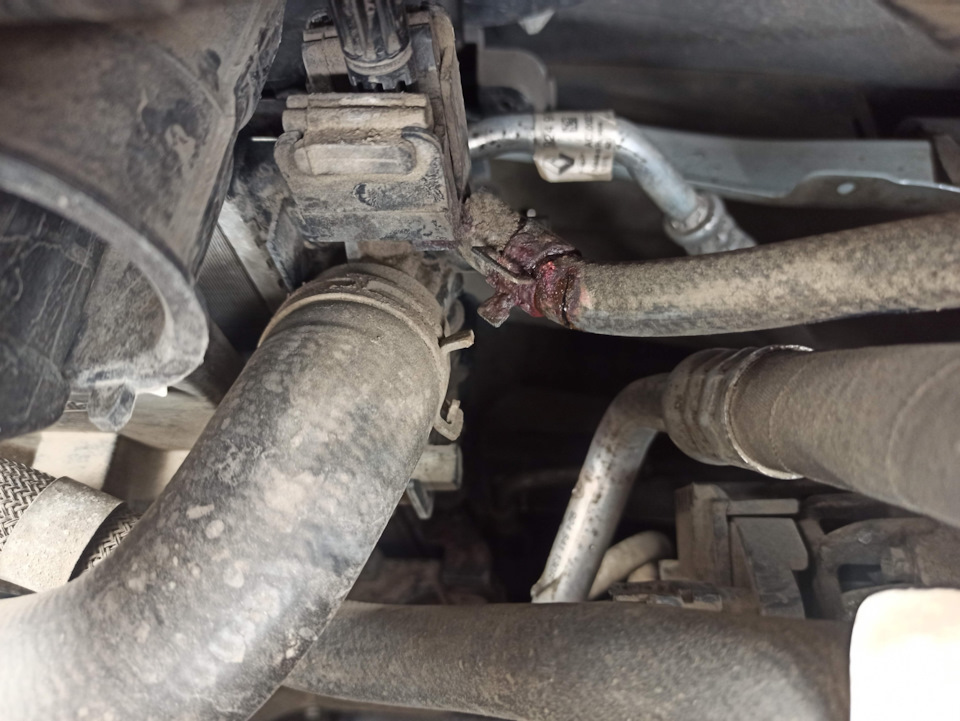 Лопнул патрубок расширительного бачка — Renault Logan (2G), 1,6 л, 2017 ...