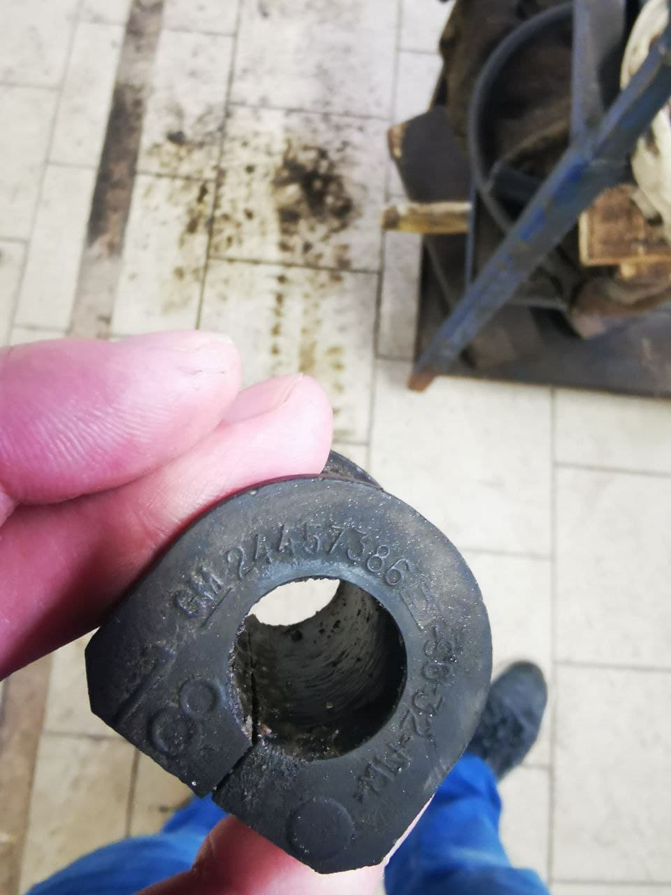 Замена задних втулок стабилизатора — Saab 9-3 (2G), 1,8 л, 2008 года ...