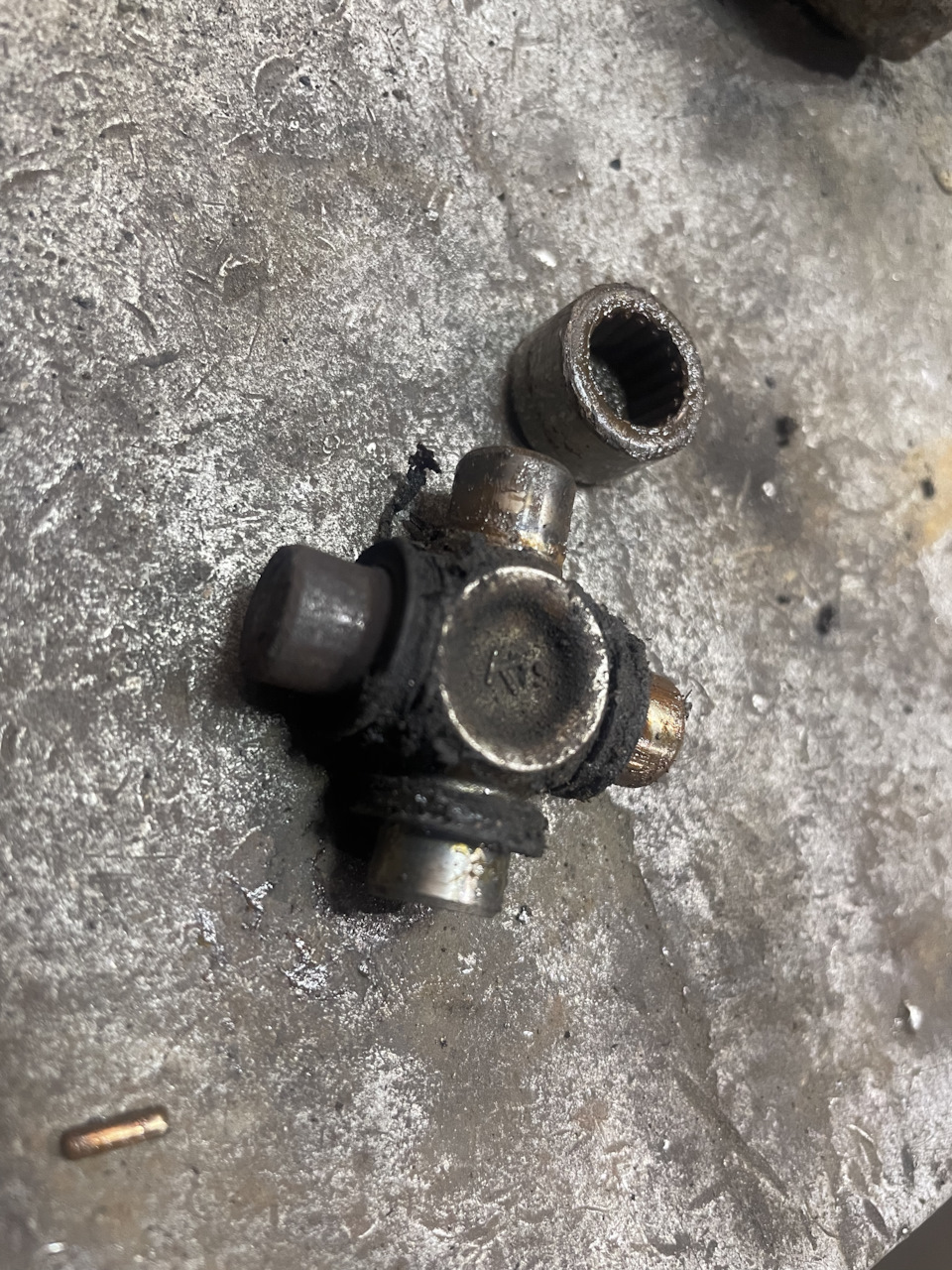 Замена карданчика рулевого вала — Audi A4 (B8), 2 л, 2012 года | визит ...