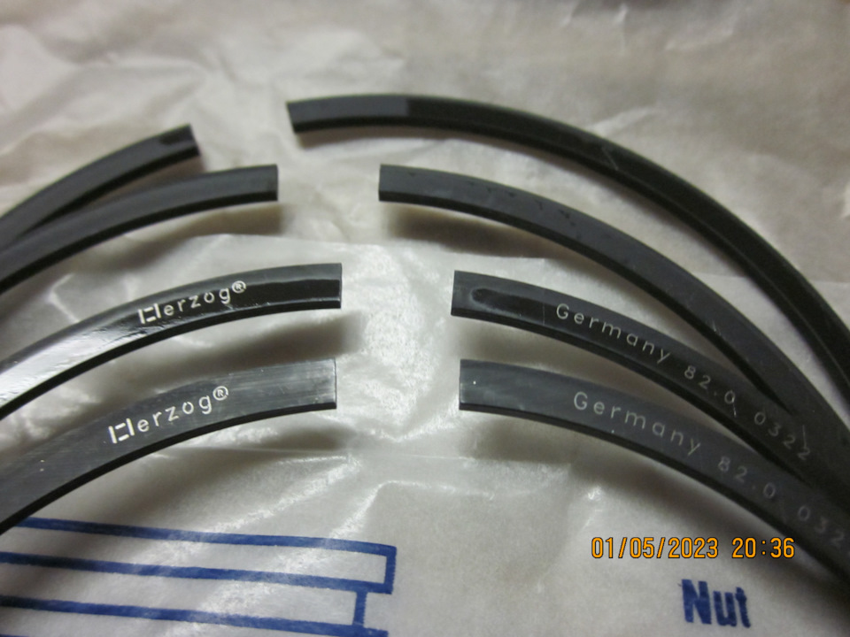 Поршневые кольца HERZOG, нижние (толстые) компрессионные кольца скребкового типа, фото без вспышки — Lada Vesta SW (1G)