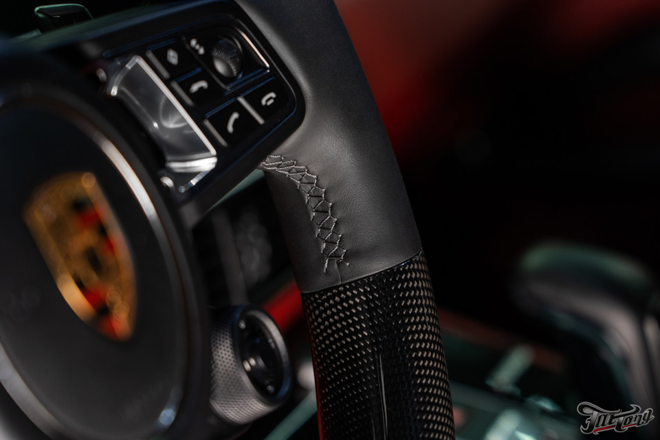 Перешив и ламинация карбоном руля + ремонт кожи на Porsche Cayenne ...