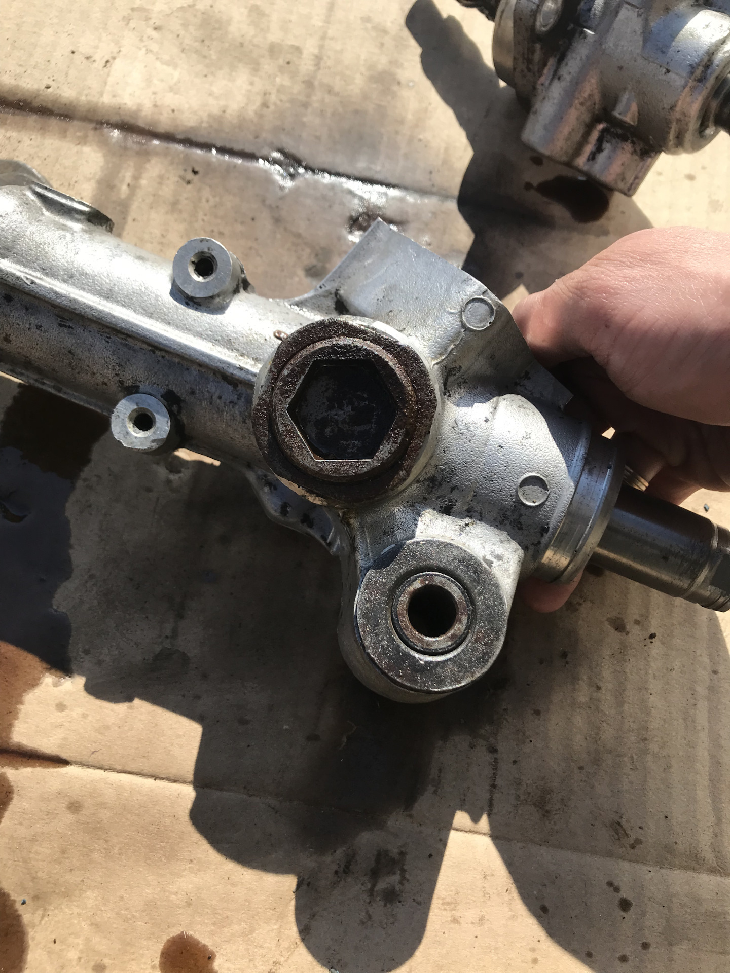 Подтяжка рулевой рейки королла 120. Спецключ для рулевой рейки тойота королла 120. Как подтянуть рулевую рейку тойота. Ключ для рулевой рейки тойота королла 120. Втулка рейки тойота приус 20.