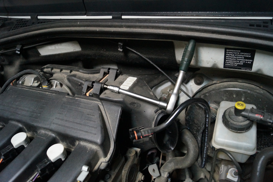 Замена прокладки в подвеске(кронштейне) масляного фильтра - Nissan Primera (P11)