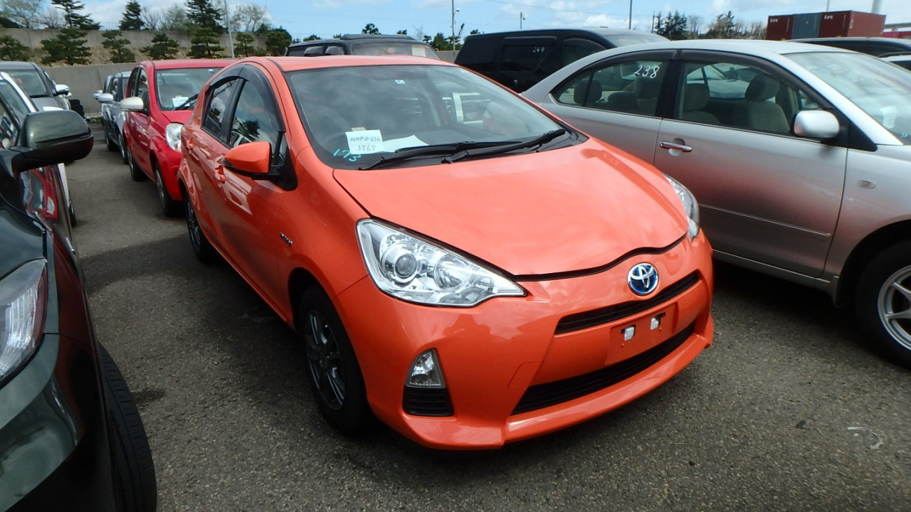 Тойота аква владивосток без пробега. Toyota Aqua. Toyota Aqua оранжевая. Драйв 2 Тойота Аква. Тойота Аква клаксон.