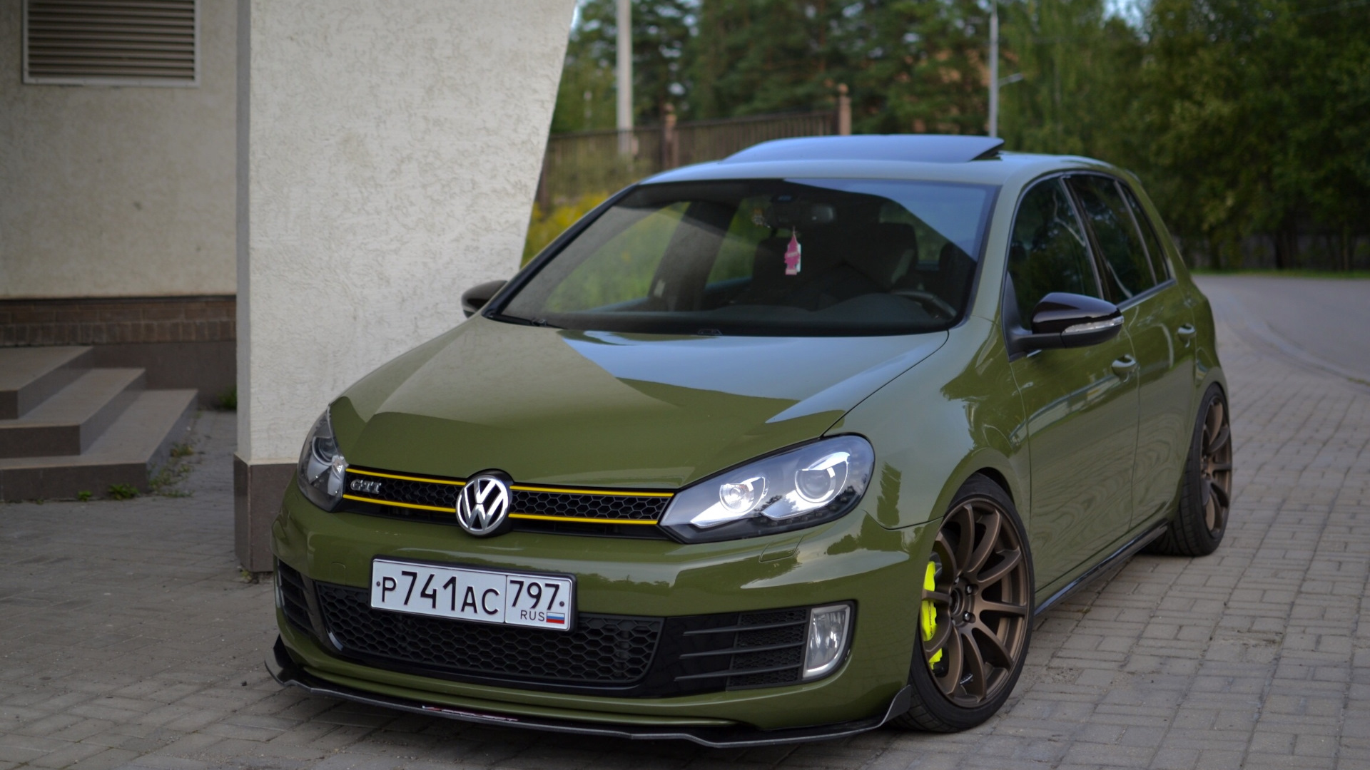 Volkswagen Golf 5 хаки