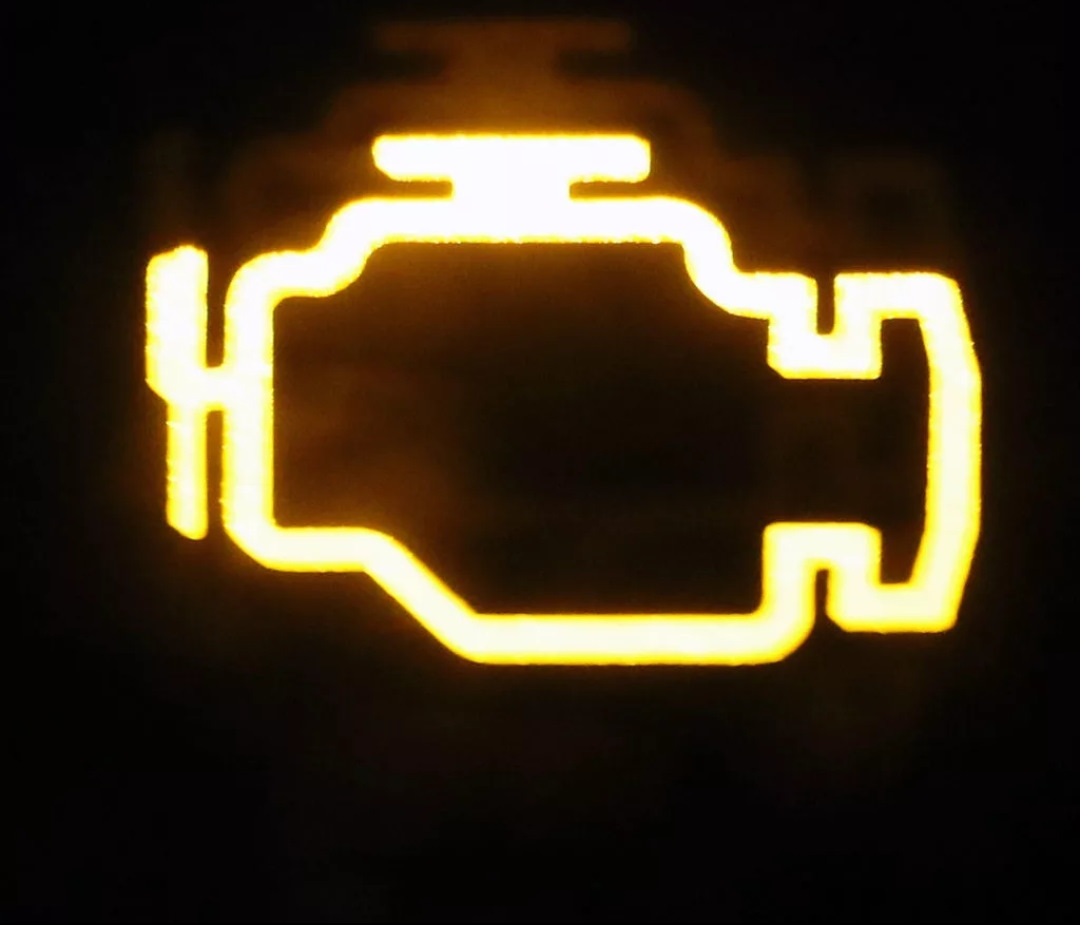 На тахометре горит желтым знак двигатель