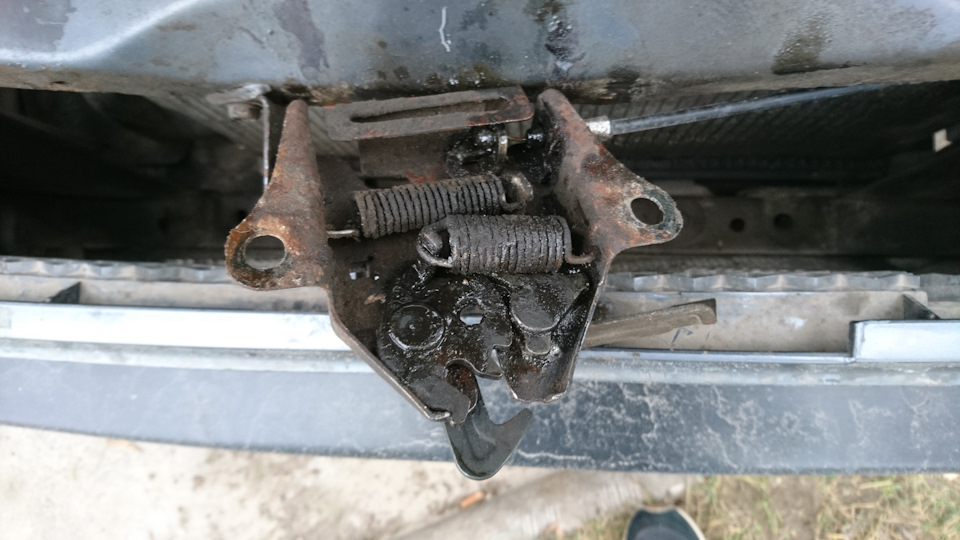 Замок капота не закрывается — Mazda 323 IV, 1,3 л, 1990 года | своими ...