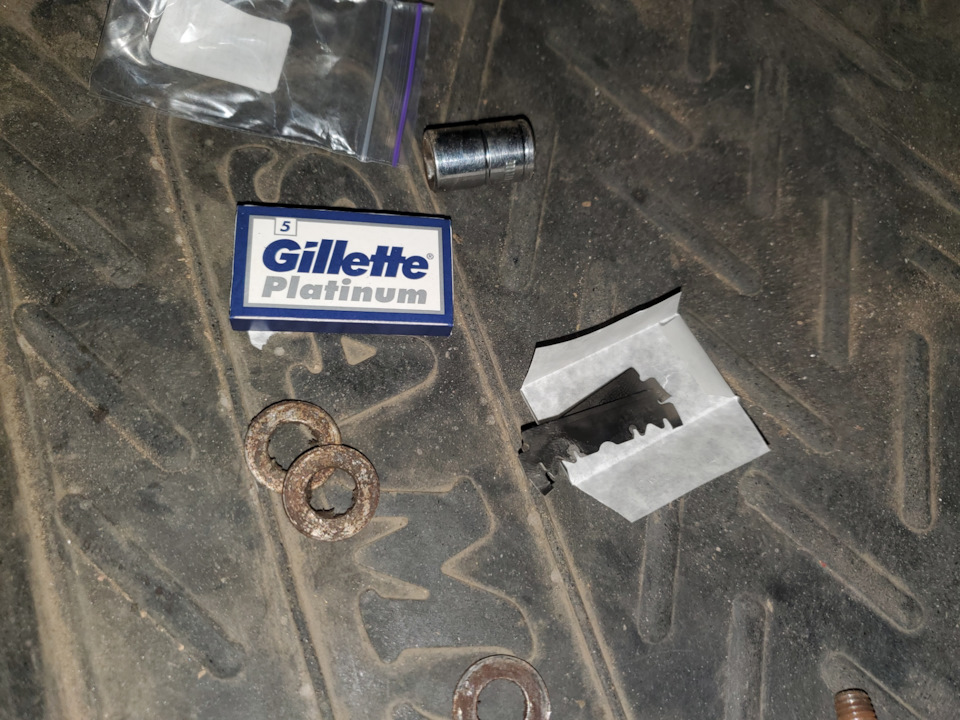 Убрал люфт двери с помощью лезвия — Lada 2115, 1,5 л., 2006 года ...