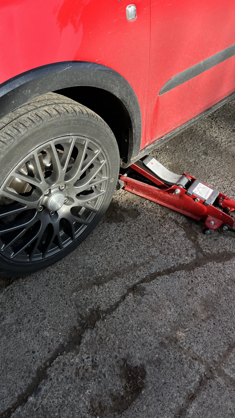 Что у нас главное? Конечно же тормоза. Замена передних тормозных дисков ...