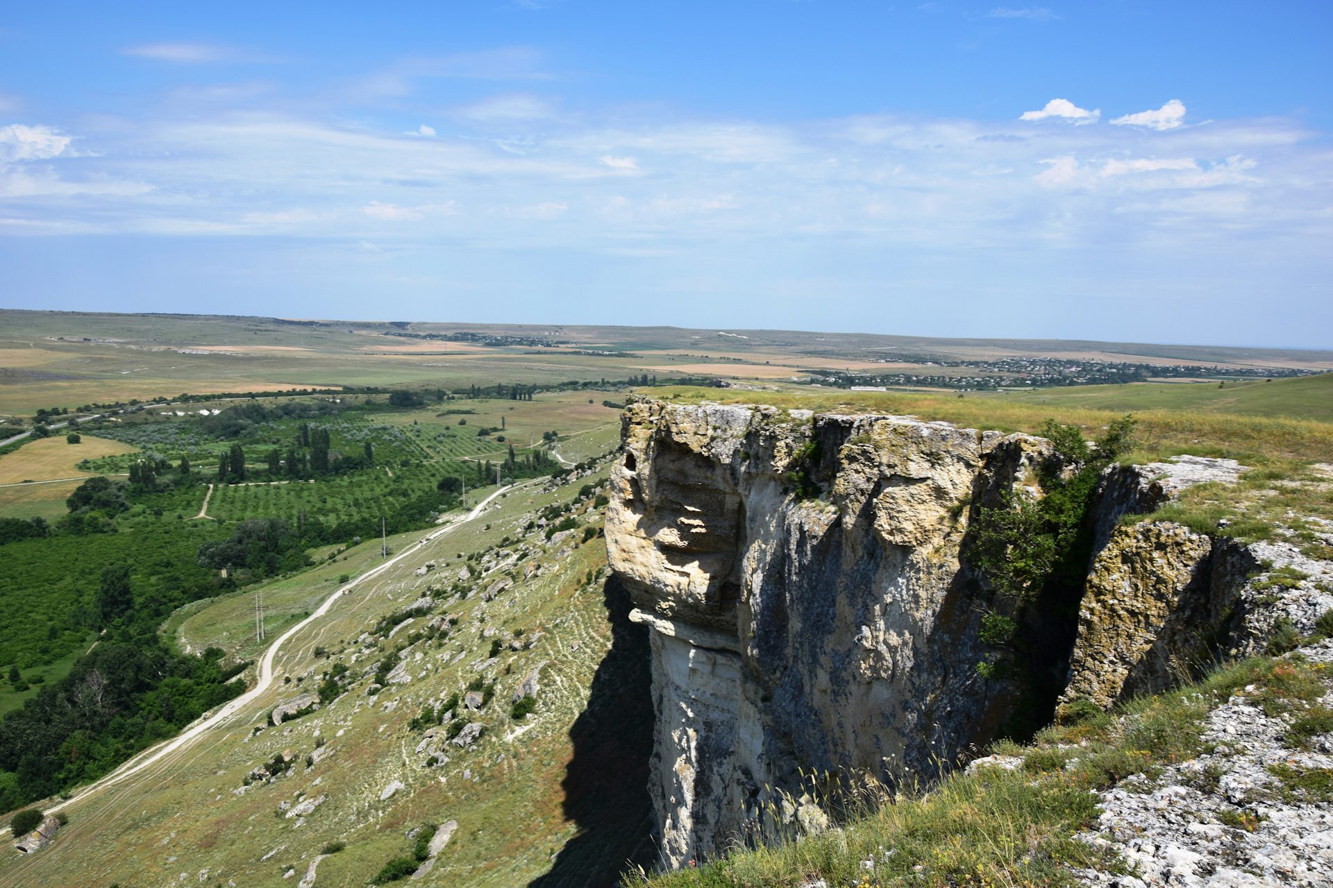 Черные камни белая скала где. Озеро белая скала Бахчисарай. Белая скала Прокопьевск. Шевроле скала. Белая скала мангал.