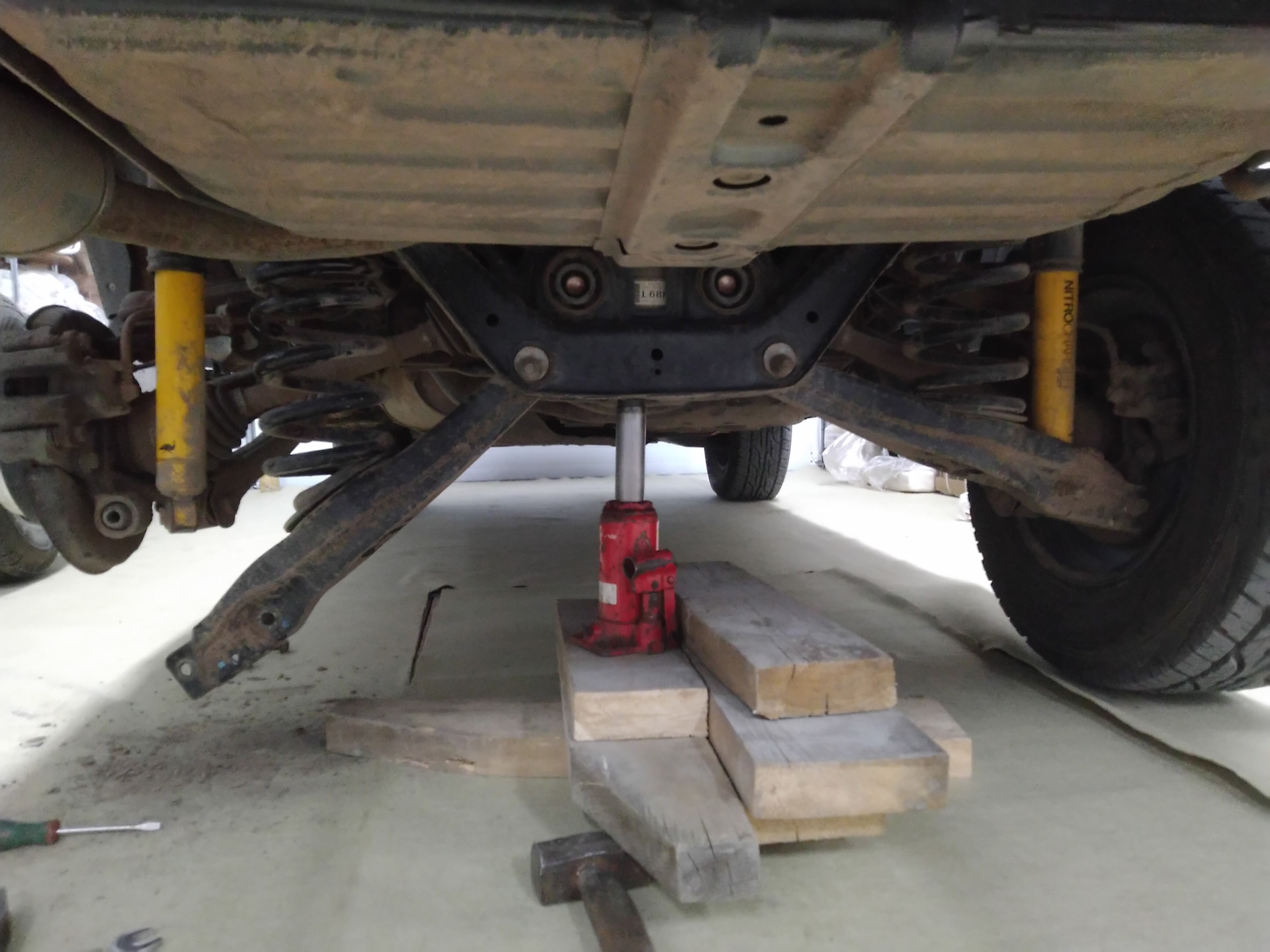 Задние пружины паджеро спорт 1. Ступица задняя дэу нексия н150. Задняя подвеска паджеро спорт 2. Сдвоенные амортизаторы на колесо mitsubishi l200. 8 артикул.