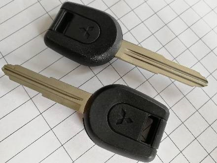 Ts keys. Чип от ключа Митсубиси Спейс Стар. Ключ Митсубиси Паджеро 4. Mitsubishi ключ голубой. Оригинальный ключ Mitsubishi Lancer 9 2004.