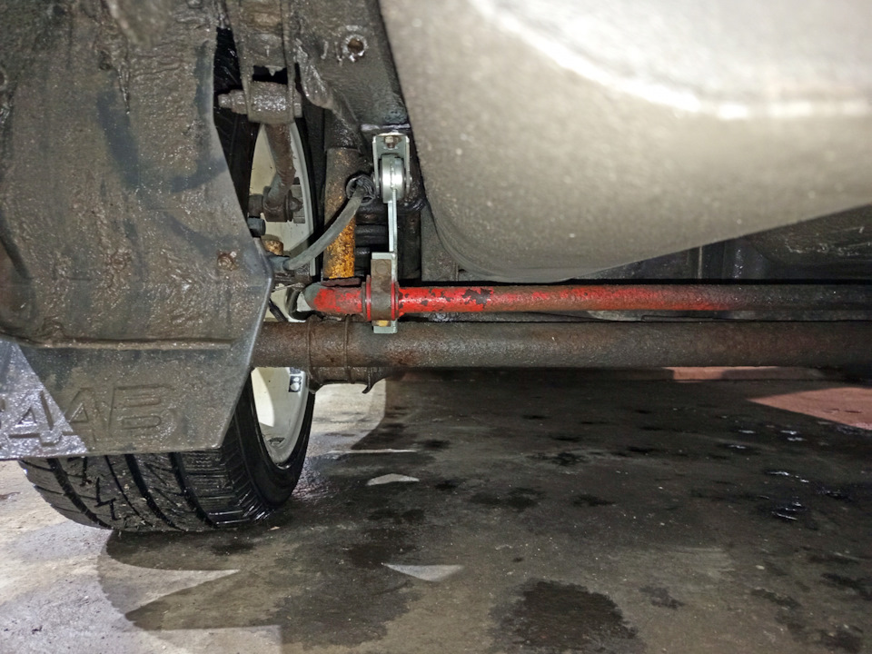 Вид из-под машины на колесах