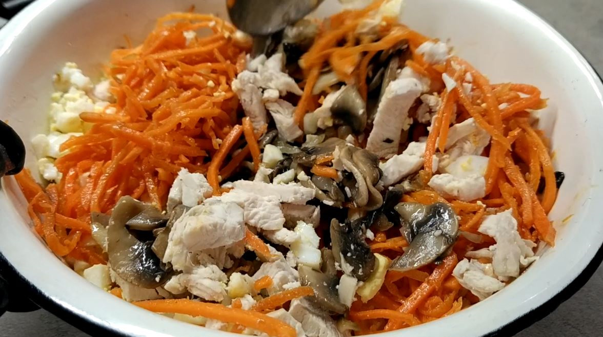 Корейская морковь курица шампиньоны. Салат с шампиньонами и корейской морковкой. Салат с корейской морковью и курицей и грибами. Салат с корейской морковкой и грибами. Салат с морковкой по-корейски и курицей.