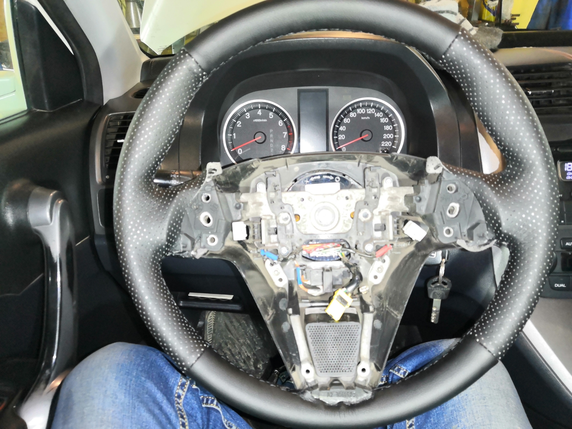 Чехол на руль. Мужчина едет на машине. Мультируль kia ceed 3. Bmw f15 руль карбон. Рулевая нива шевроле.