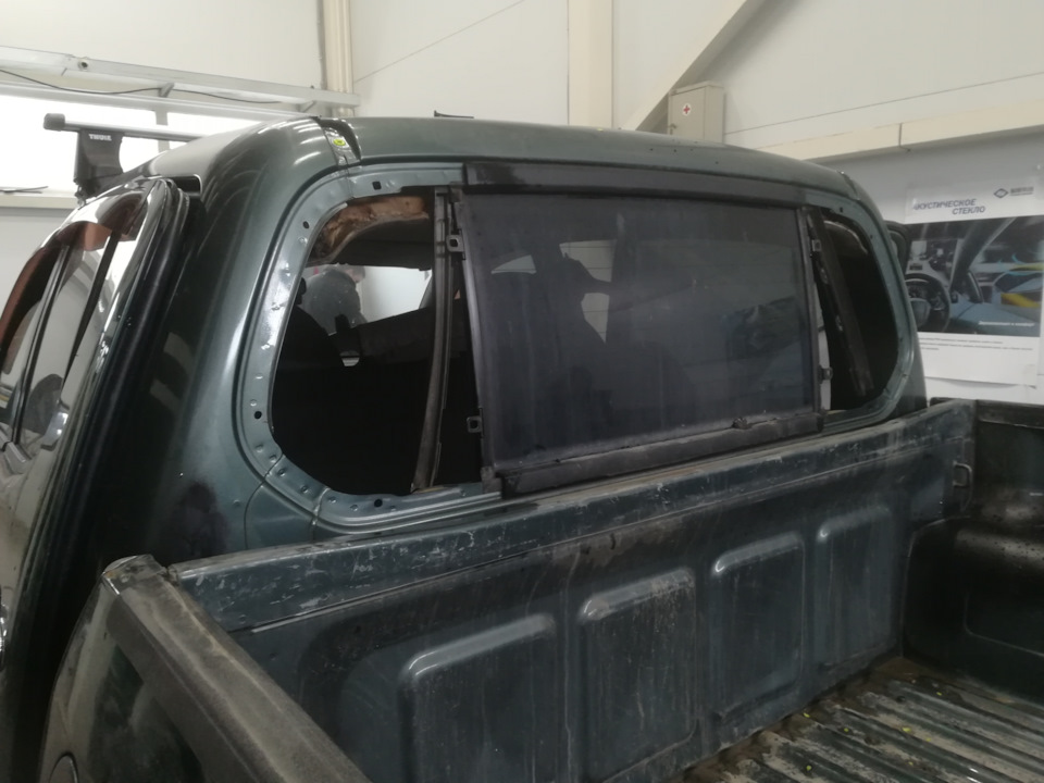 Устранение протечки задних стекол — Mitsubishi L200 (4G), 2,5 л., 2007 ...