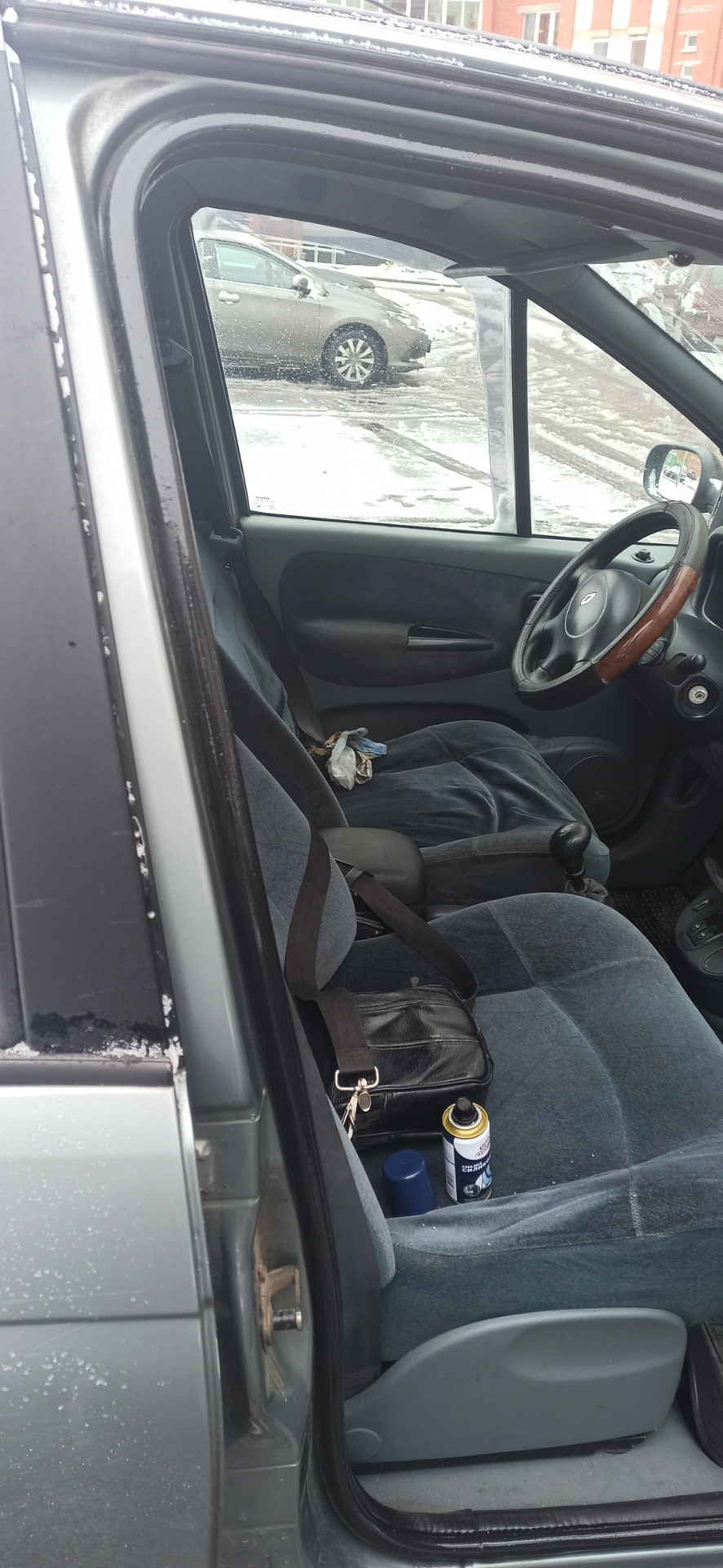 Обработка силиконом резинок дверей. — Renault Megane Scenic, 1,6 л ...