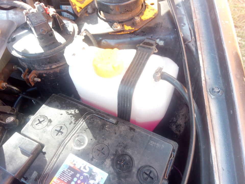 Замена расширительно бачка, охлаждающей жидкости и пробки. — Lada 2114 ...