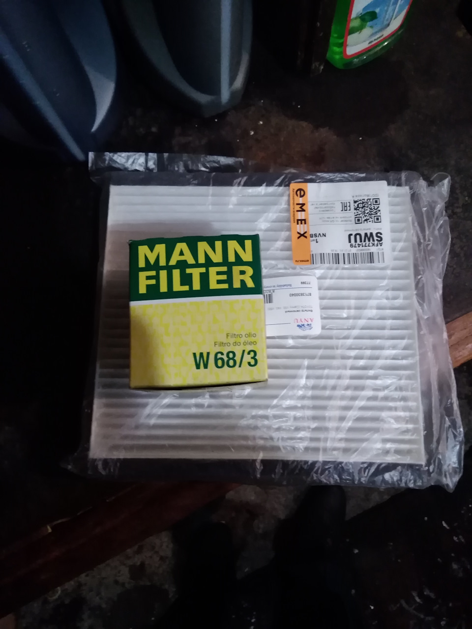 Позже пришел тойотовский масленный фильтр в комплекте был только катридж и резиночка, а в манновском катридж две везиночки и пласмассовая штучка для вытаскивания старого катриджа — Toyota RAV4 (III). Запчасти на фото: W683