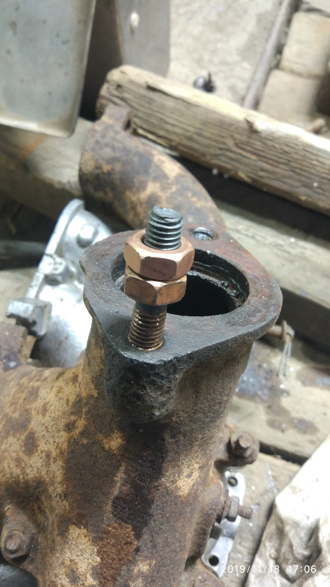 Как выкрутить шпильку. Пластина для вкручивания болтов. Высверлить шпильку выпускного коллектора. Гайка гбц 4216. Выкрутить обломившийся болт из блока двигателя.