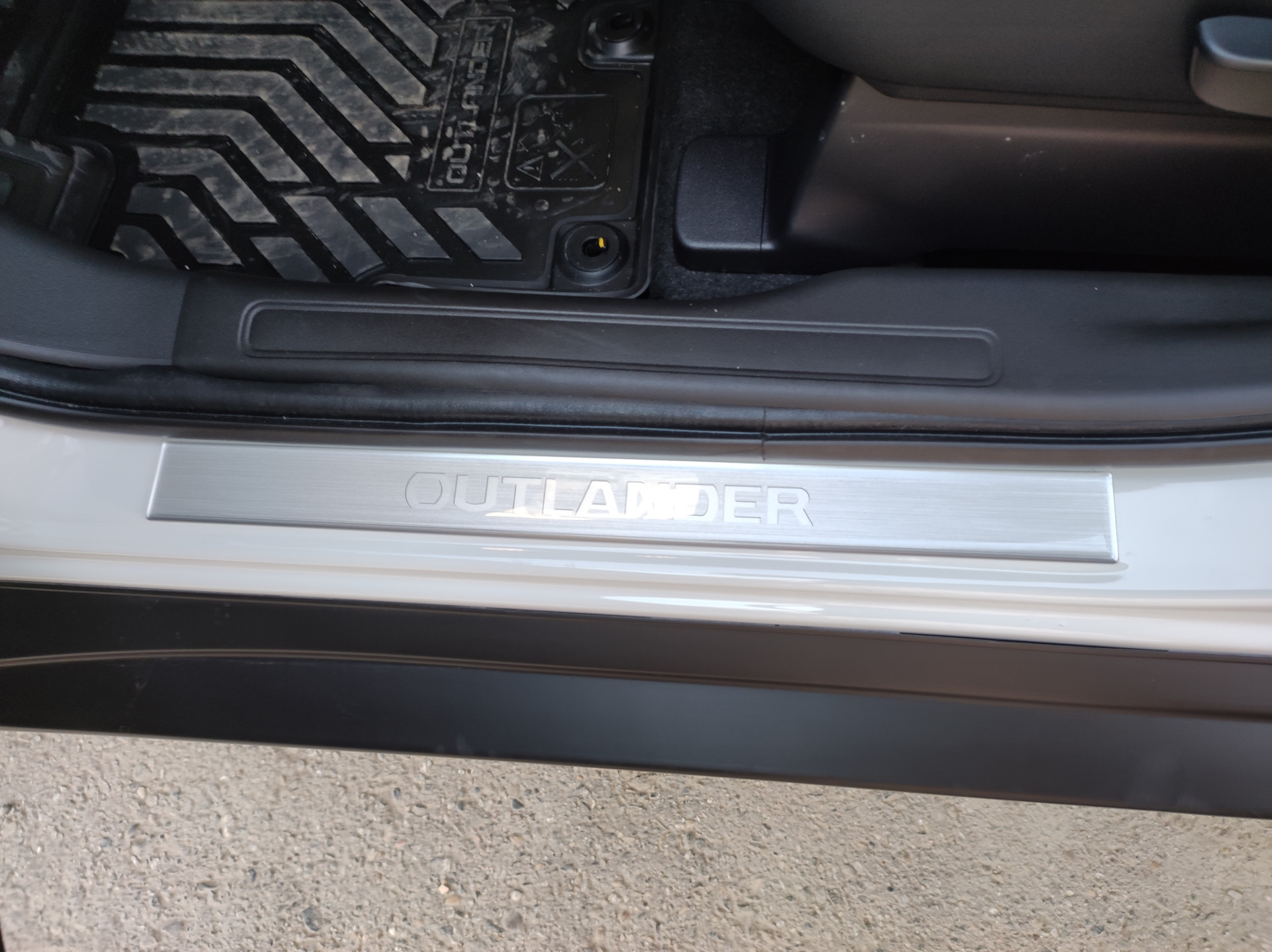Пороги аутлендер 3. Накладки на пороги Мицубиси Аутлендер 3. Накладки на пороги Mitsubishi Outlander 3. Накладка на порог Митсубиси Аутлендер 1. Металлическая накладка на порог багажника Mitsubishi Outlander 2015 - 2021.