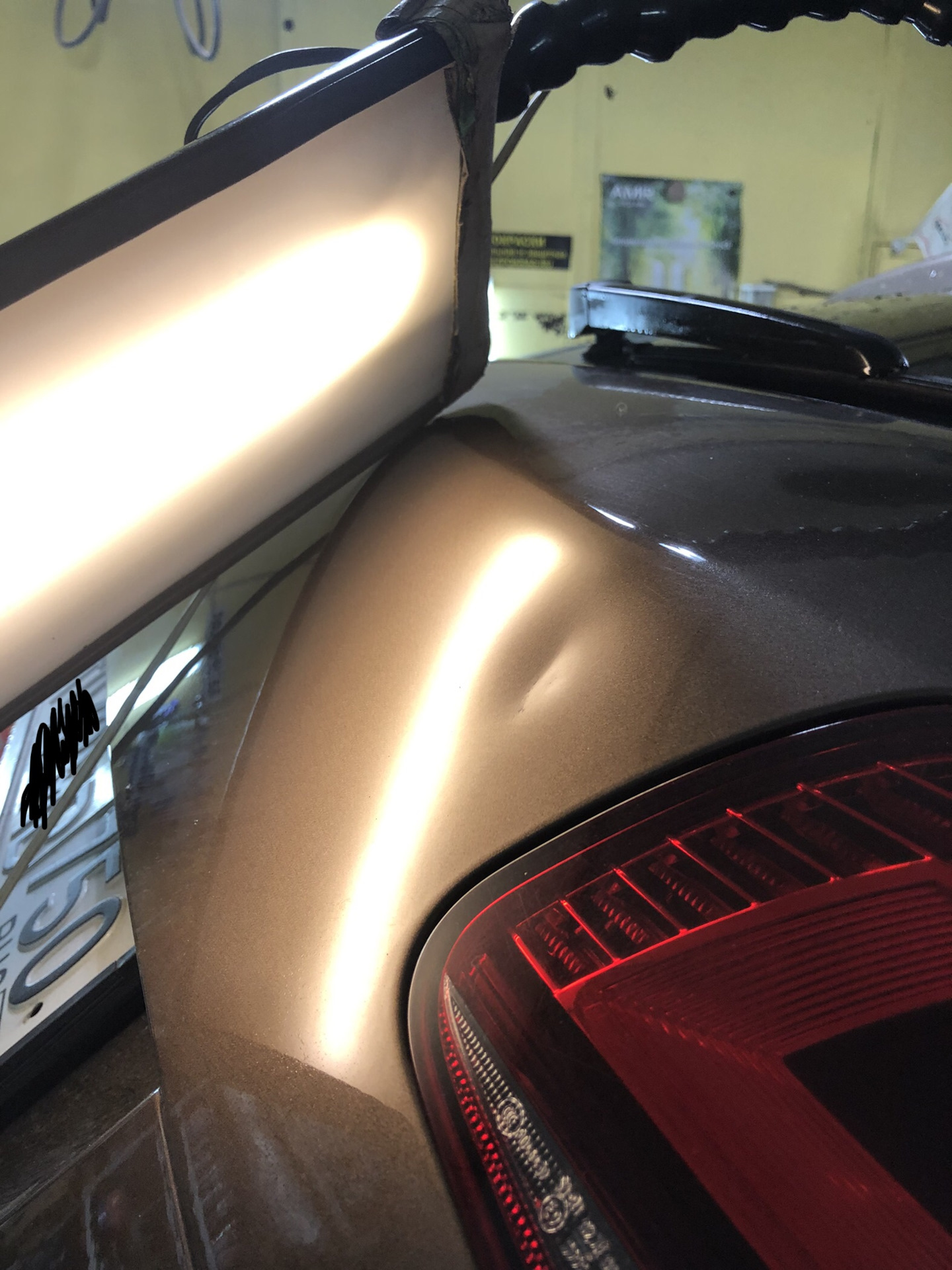 Volkswagen Touareg острая вмятина на багажнике — Bezpokras на DRIVE2