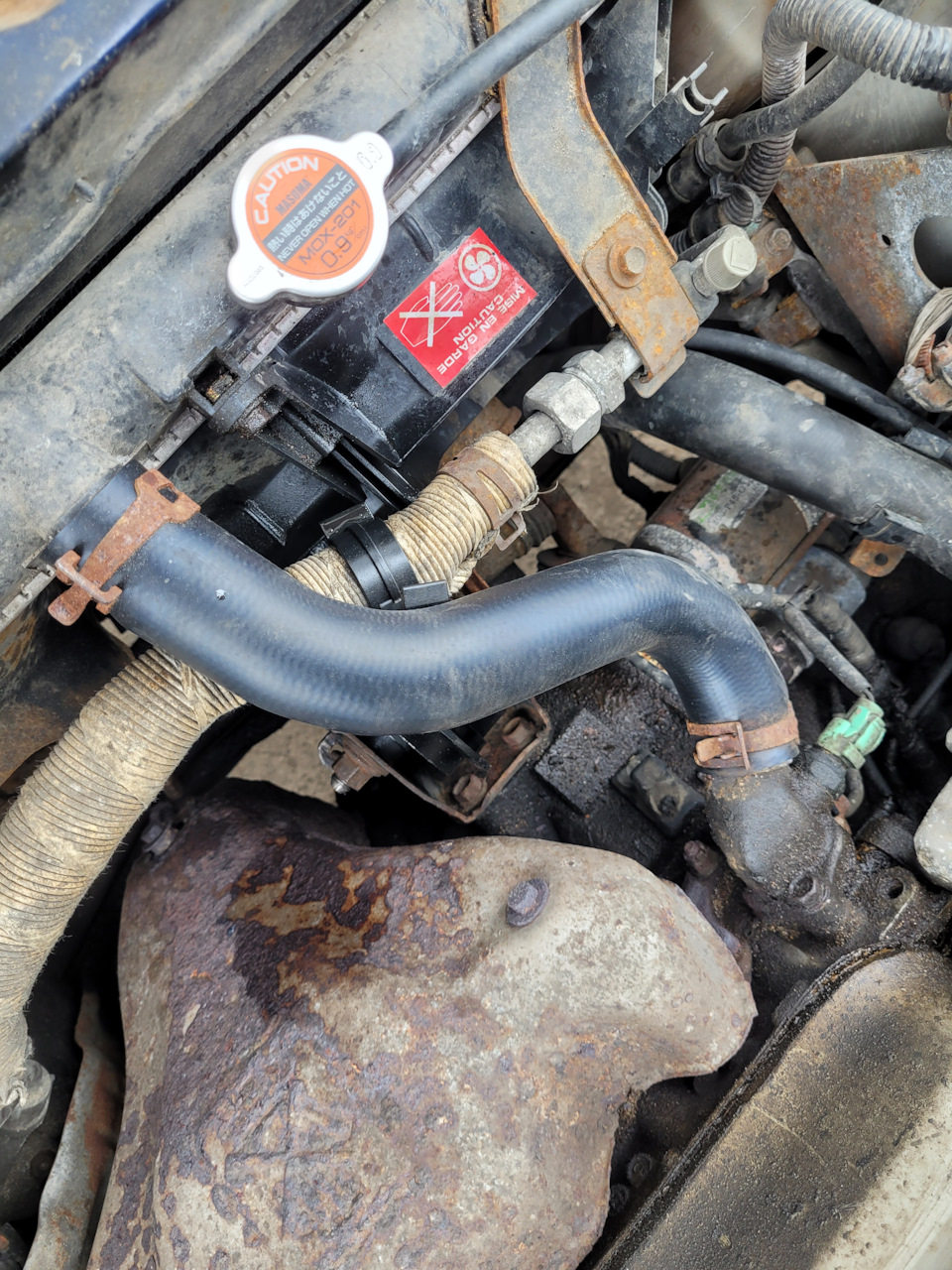 Верхний патрубок радиатора, передние колодки, передняя виброгасящая ...