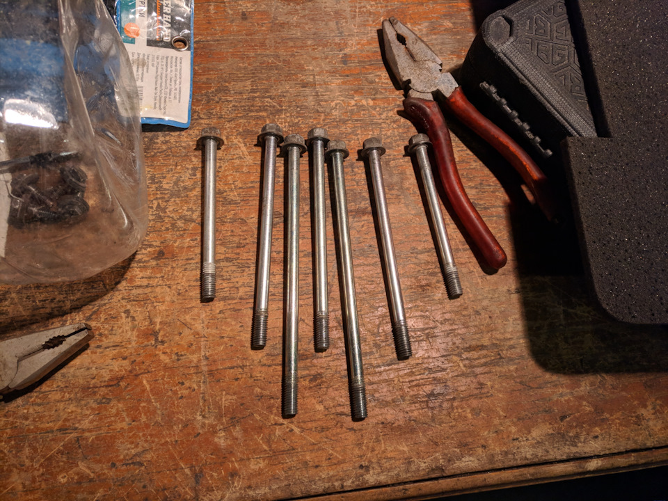 болты лежат по порядку, правый — самый ближний к моторному щитку — Mitsubishi Pajero (4G)