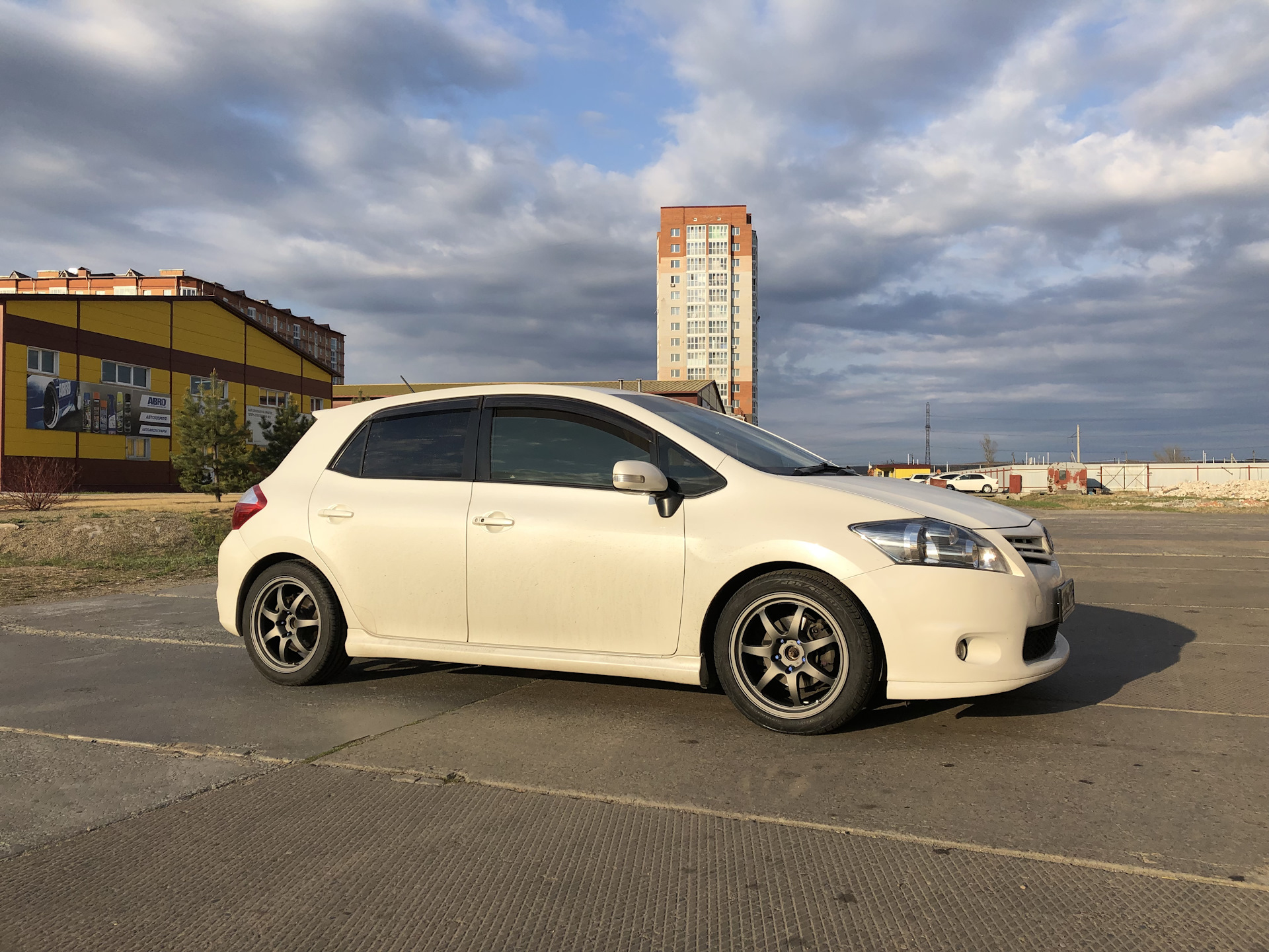 Toyota Auris на дисках work Race