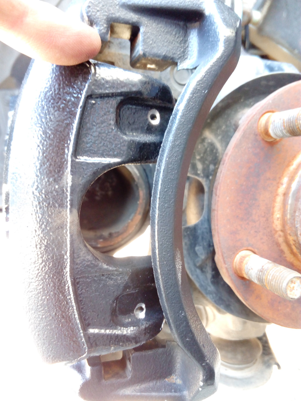 Отверстия на одной стороне вышли не очень симметрично, но на функционал это не повлияло. — Nissan Lafesta (1G)