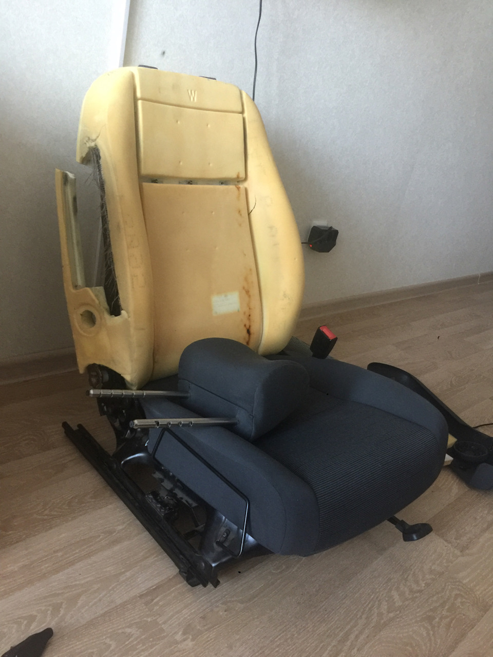 Постирал обивку сидений — Volkswagen Golf Mk5, 1,6 л, 2006 года ...