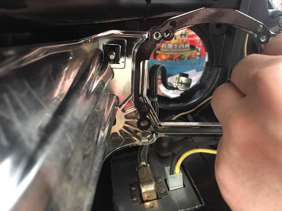 Соренто 2014 линзы. Замена линз соренто. Замена линз соренто. Билинзы в соренто 2. Переходные рамки для линз кия соренто 2008.