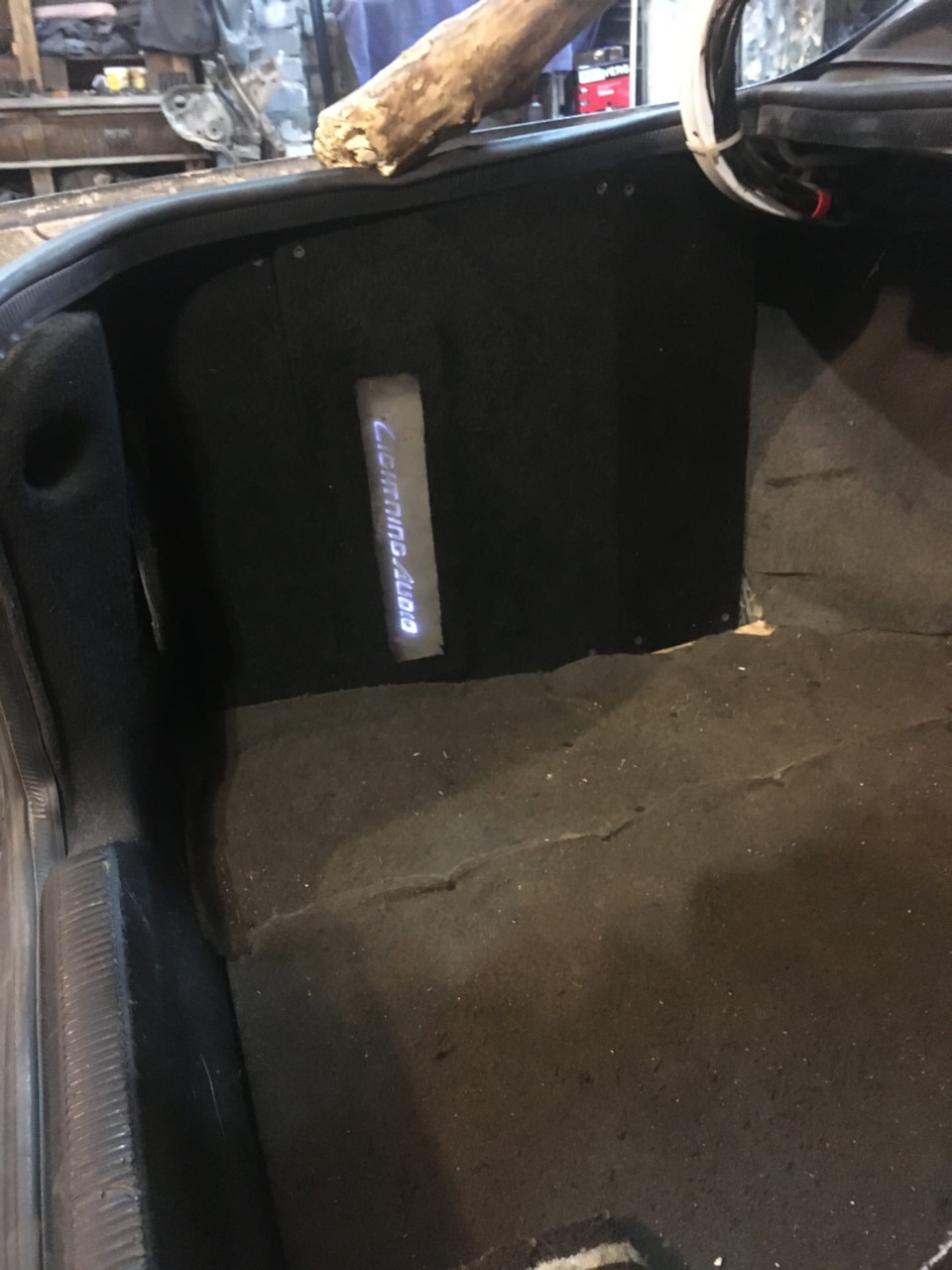 Светится) — Mitsubishi Sigma