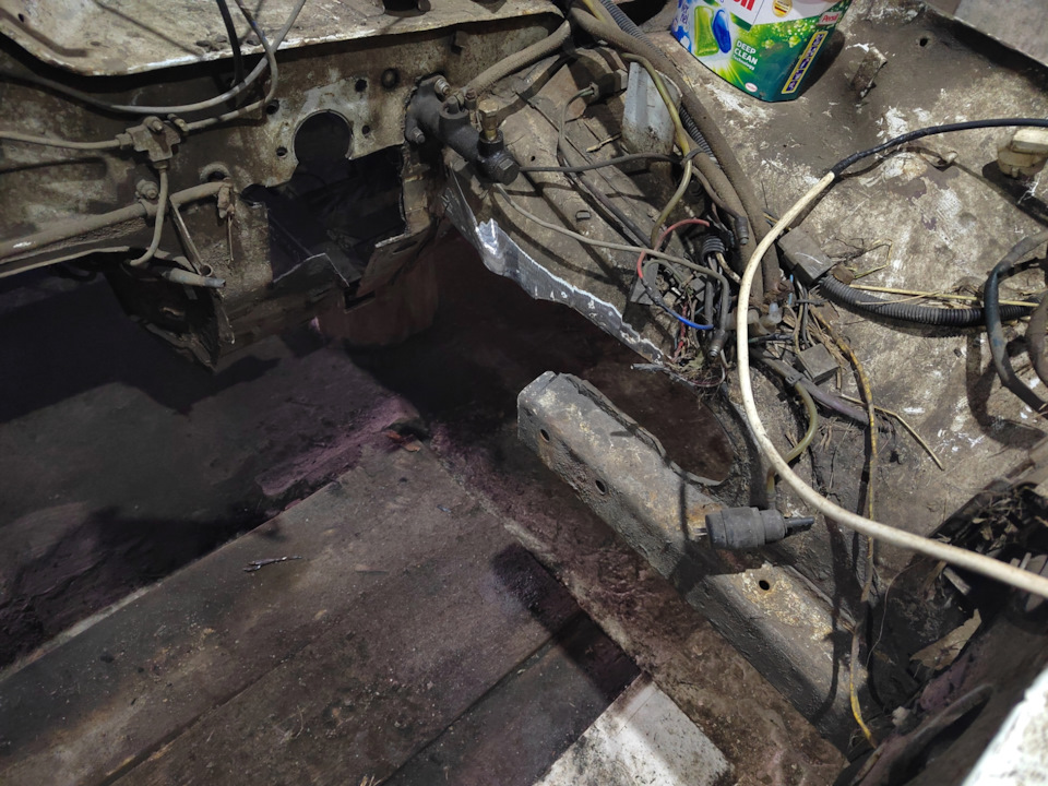 Лонжерон из профильной трубы. Левый — Lada 4x4 3D, 1,7 л, 1989 года ...