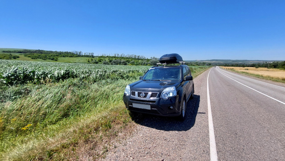 Несколько сотен км пейзаж не меняется. Поля кругом. Я очень радуюсь, когда вижу, что они обрабатываются, а не пустуют или зарастают сором — Nissan X-Trail II (t31)