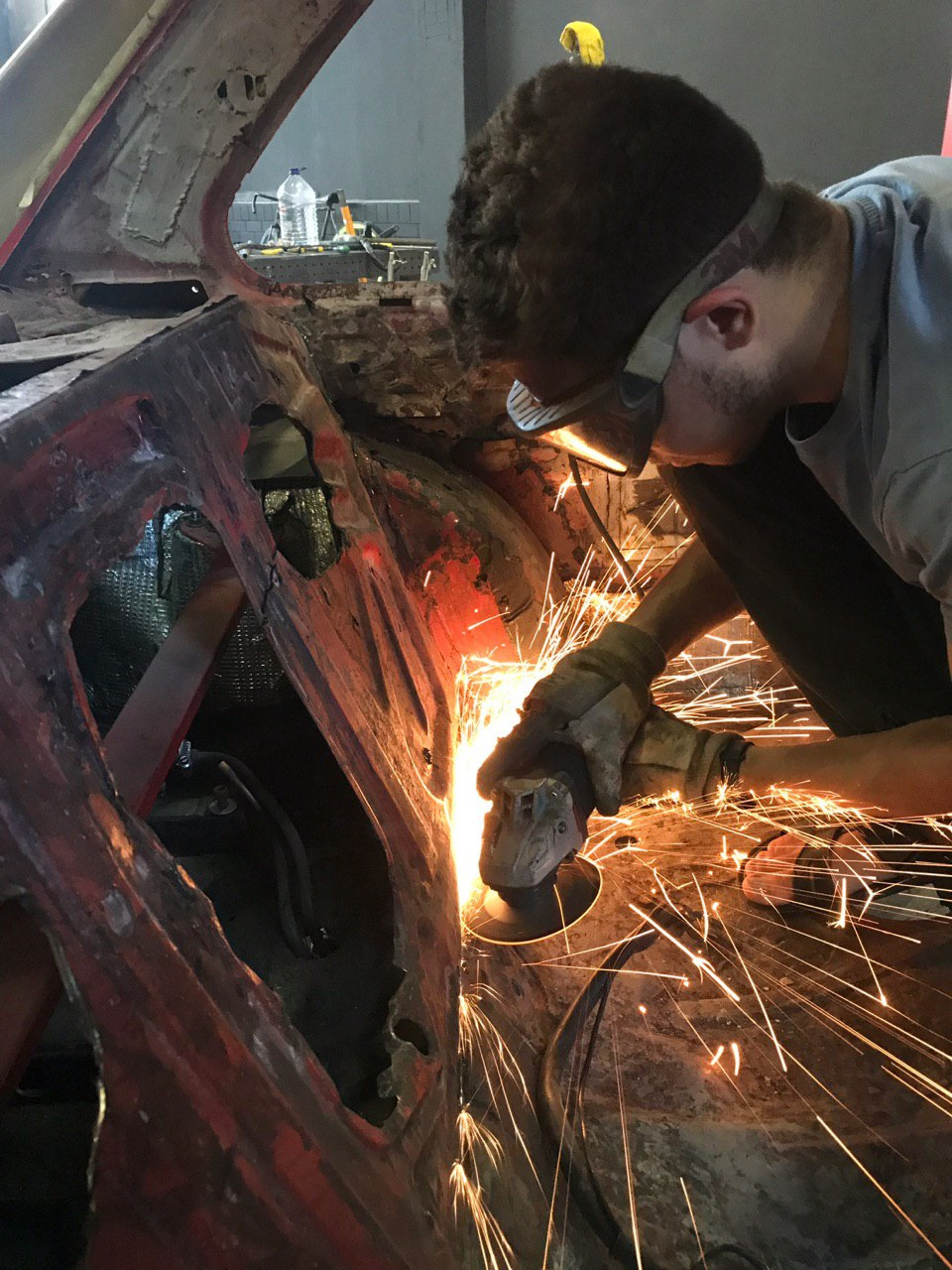 режем машины. режем машины. режем машины. режем машины. машина распиленная вдоль.