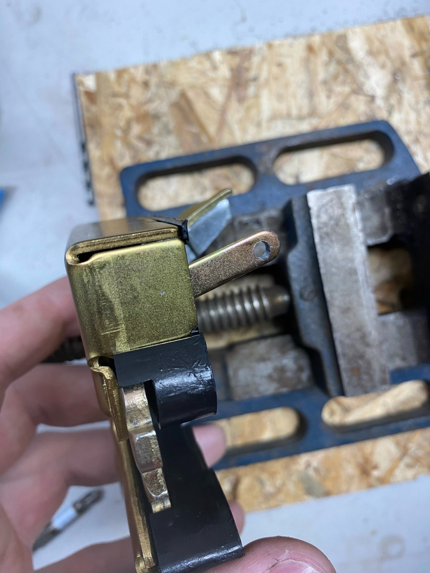 Замена дверного механизма на новый. (Не захлопывается дверь ...